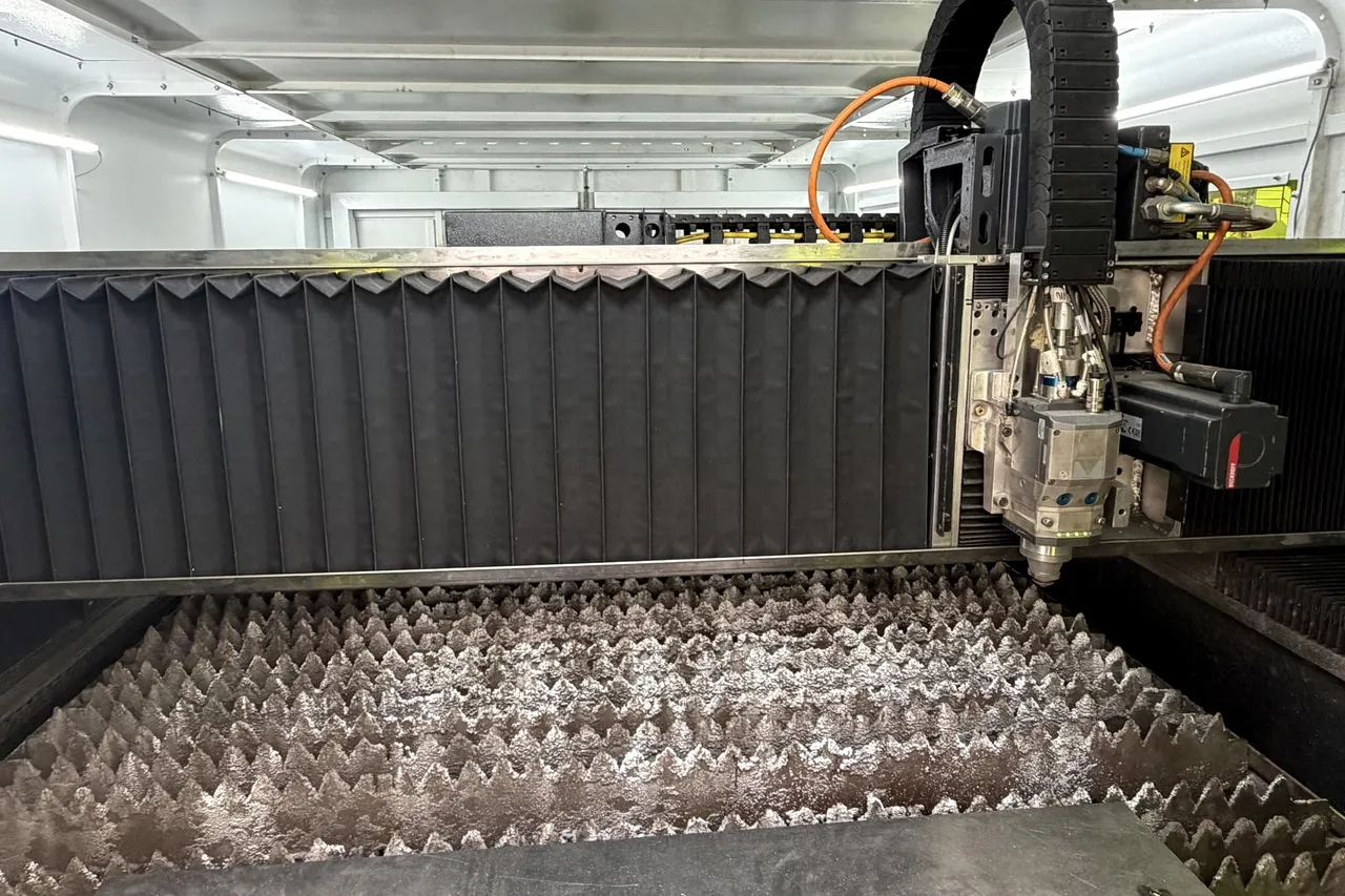 Cabezal láser sobre una chapa ya cortada en la máquina de IMGAR