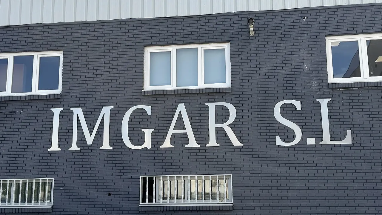 Fachada de las instalaciones de IMGAR en Móstoles, con el rótulo IMGAR S.L