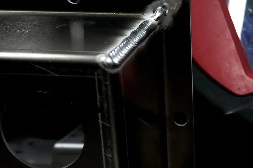 Cordón de soldadura en una arista de aluminio, macro