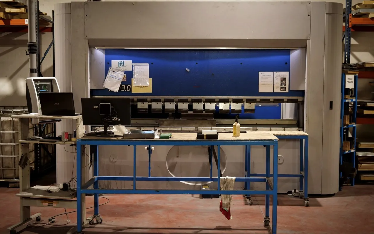 Plegadora de control numérico con mesa de trabajo en el taller de IMGAR