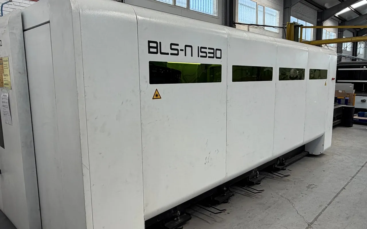 Máquina de corte láser BLS-N 1530 de IMGAR, vista lateral en la nave