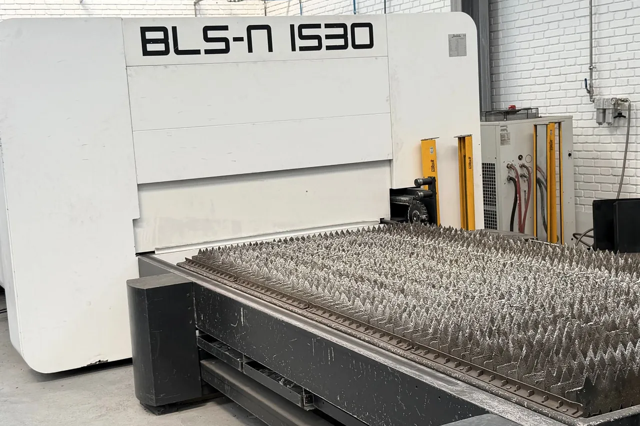 Mesa de lamas de la máquina de corte láser BLS-N 1530, con el rótulo de la máquina