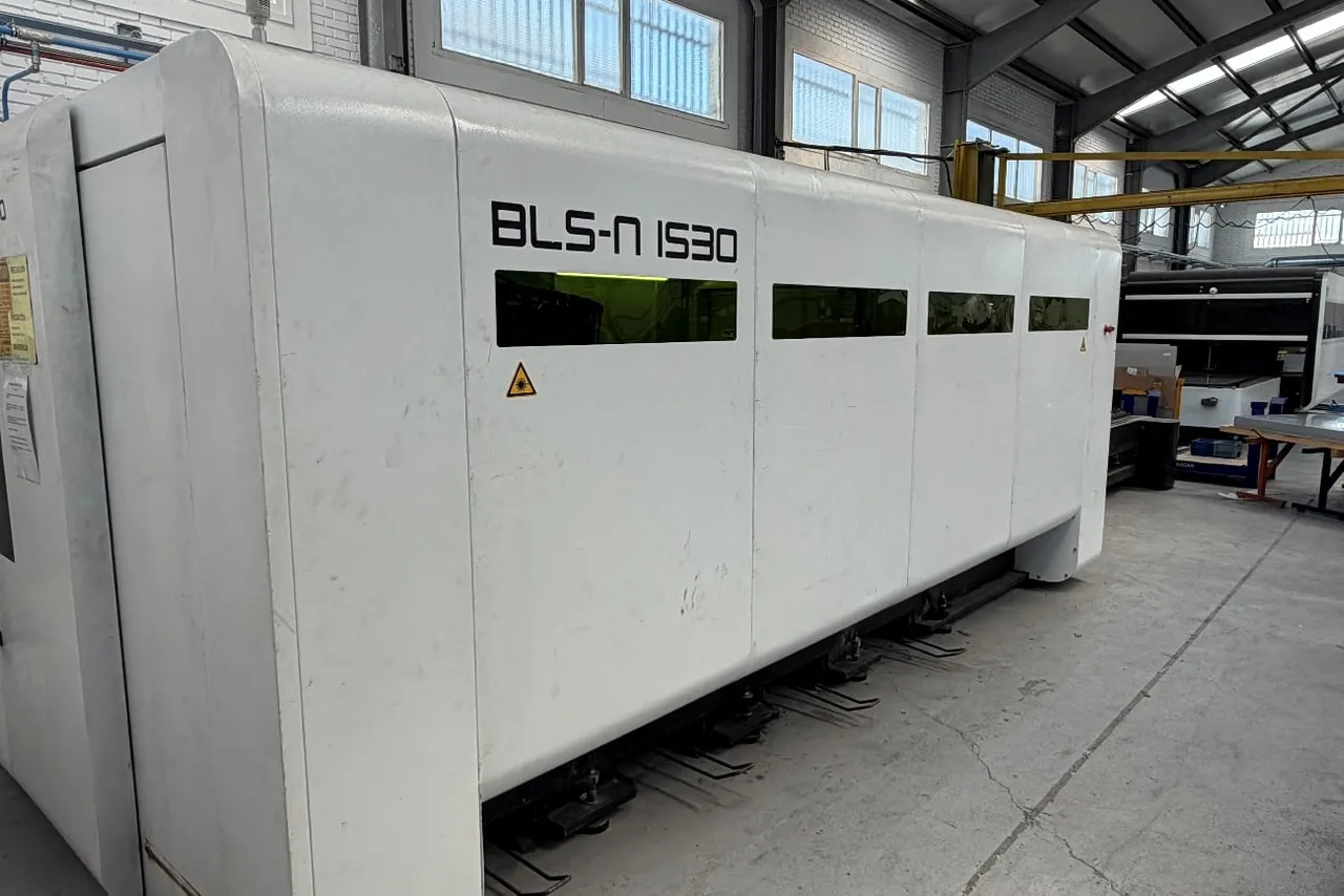 Máquina de corte láser de fibra BLS-N 1530 en la nave de IMGAR, vista lateral completa