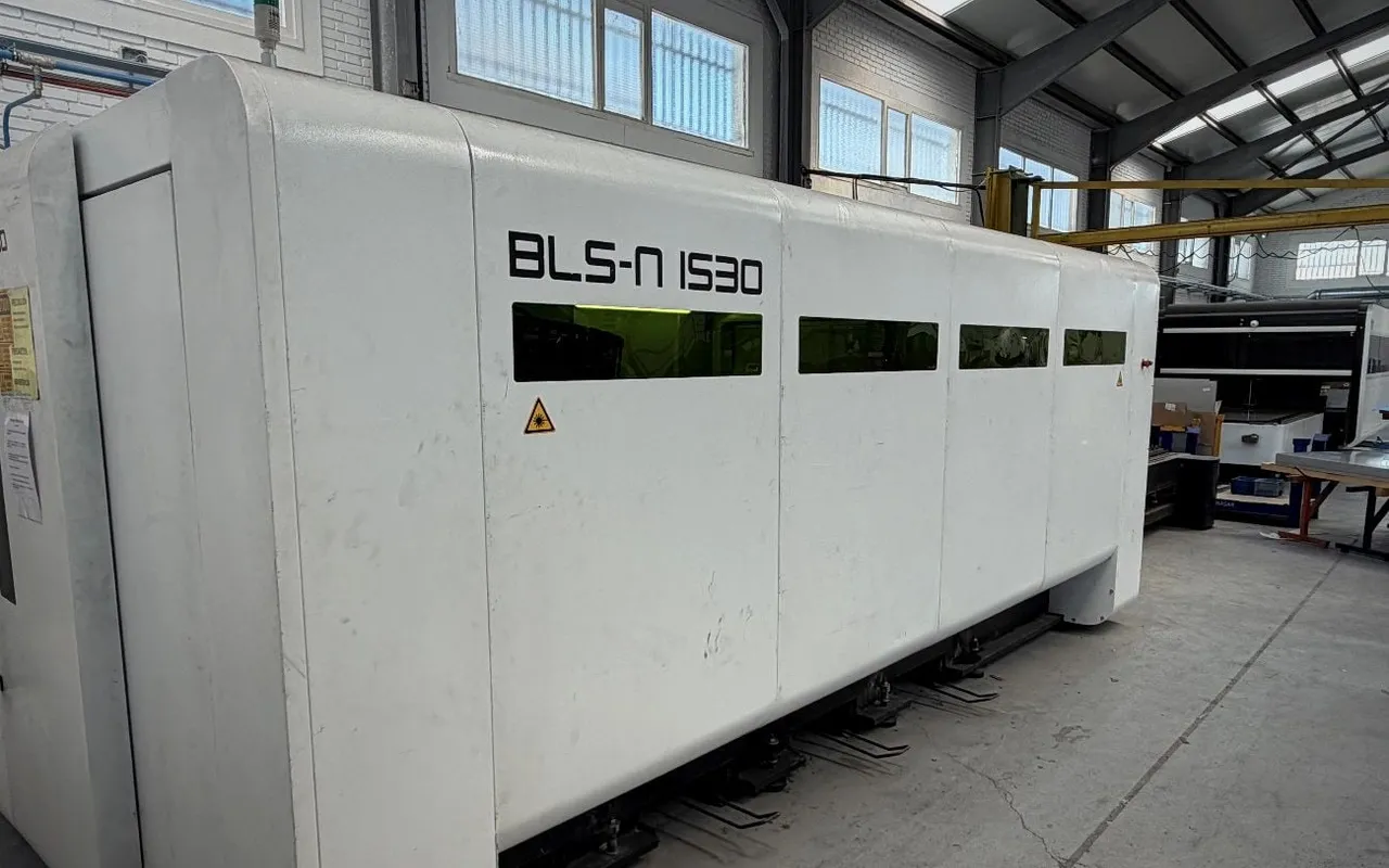 Máquina de corte láser de fibra BLS-N 1530 en la nave de IMGAR, vista lateral