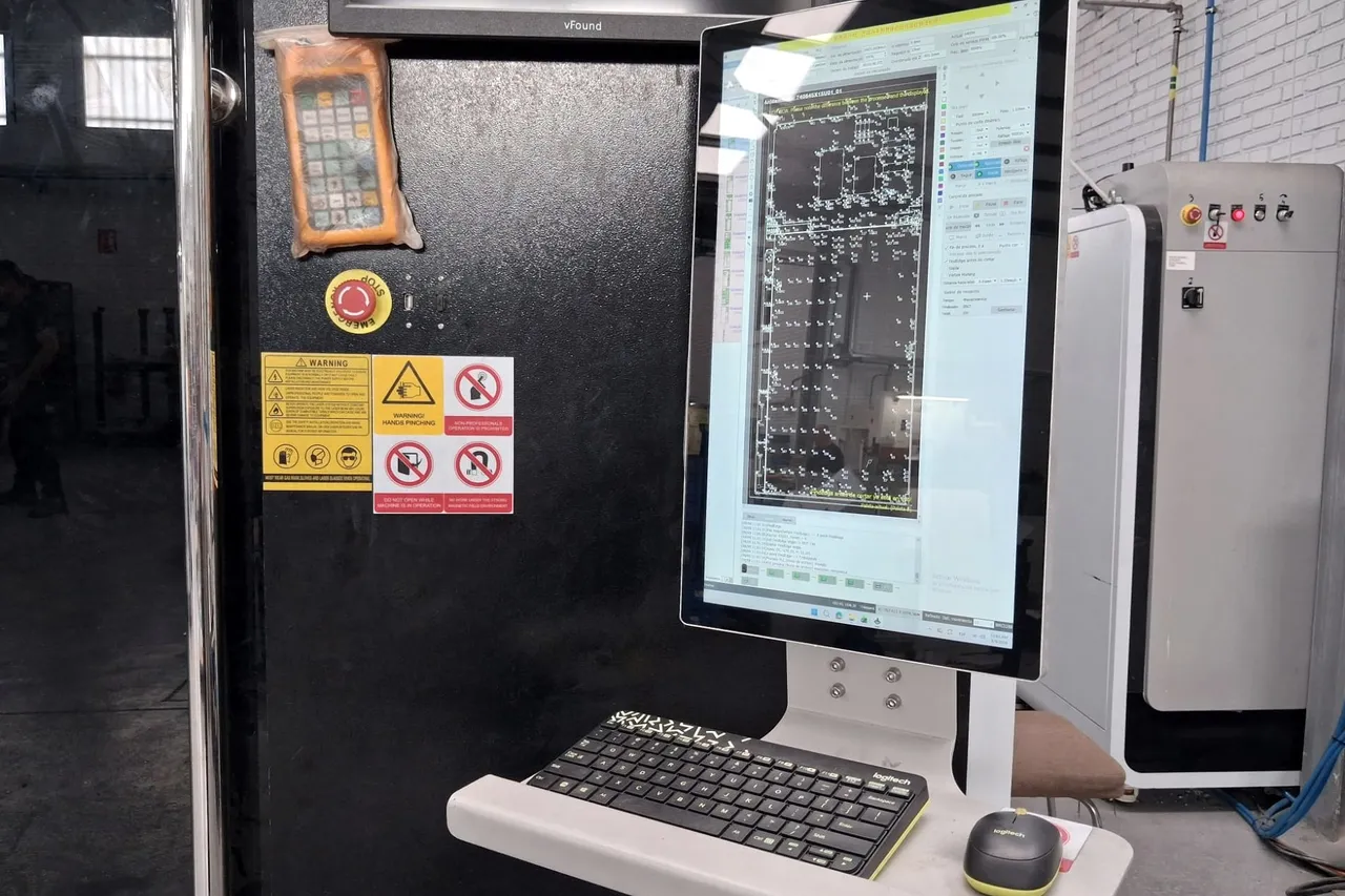 Pantalla de control de la máquina de corte láser de IMGAR con el anidado de piezas en curso