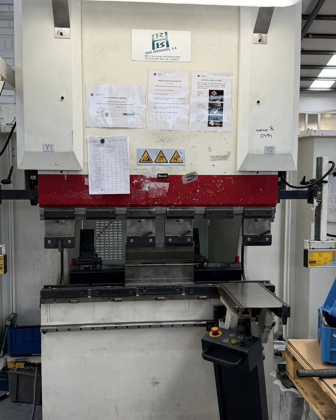 Plegadora CNC de formato pequeño en el taller de IMGAR