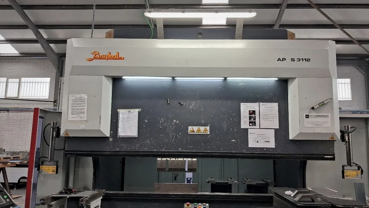 Plegadora CNC Baykal APHS 3112 del taller de IMGAR, vista frontal con el utillaje montado