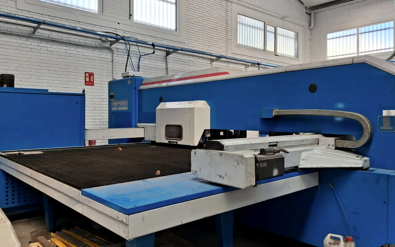 Punzonadora Finn-Power con la mesa de cepillos, en el taller de IMGAR