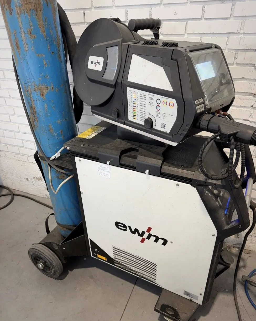 Equipo de soldadura EWM con devanadora en el taller de IMGAR