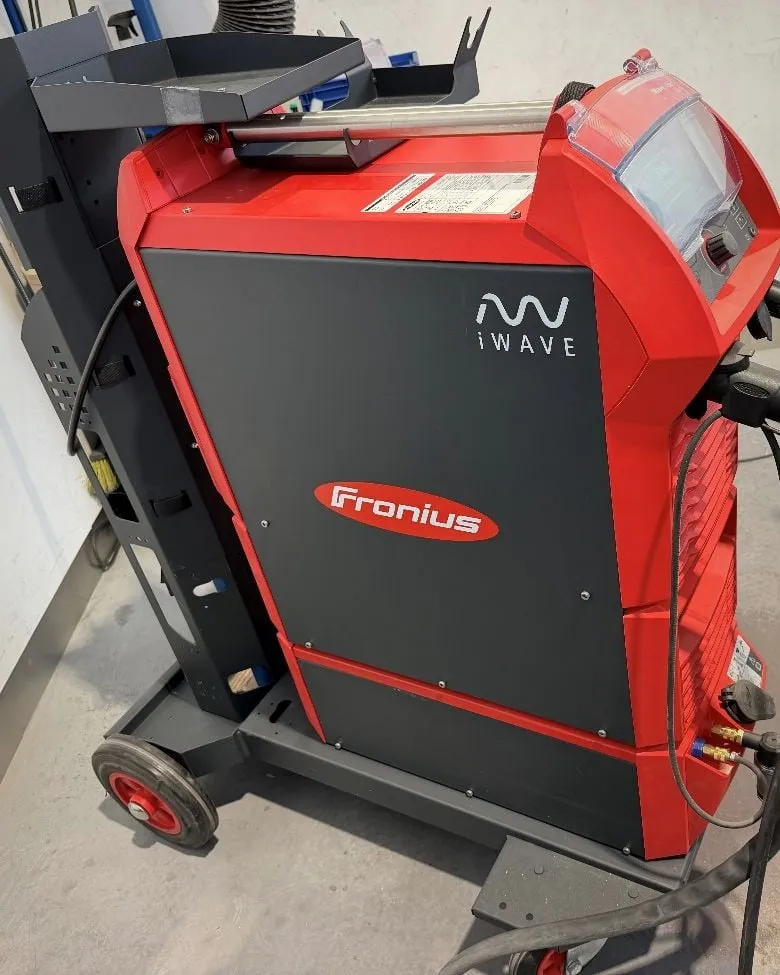 Equipo de soldadura TIG Fronius iWave en el taller de IMGAR, certificado EN 15085-2 CL1