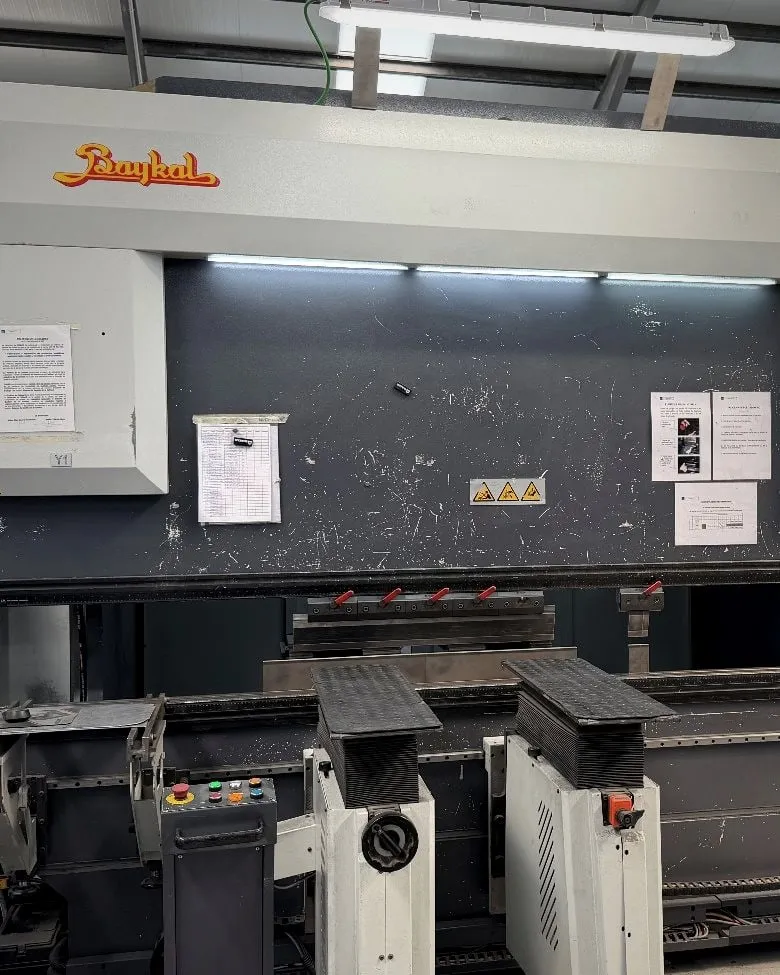 Plegadora CNC Baykal APHS 3112 con el utillaje montado, en la nave de plegado de IMGAR