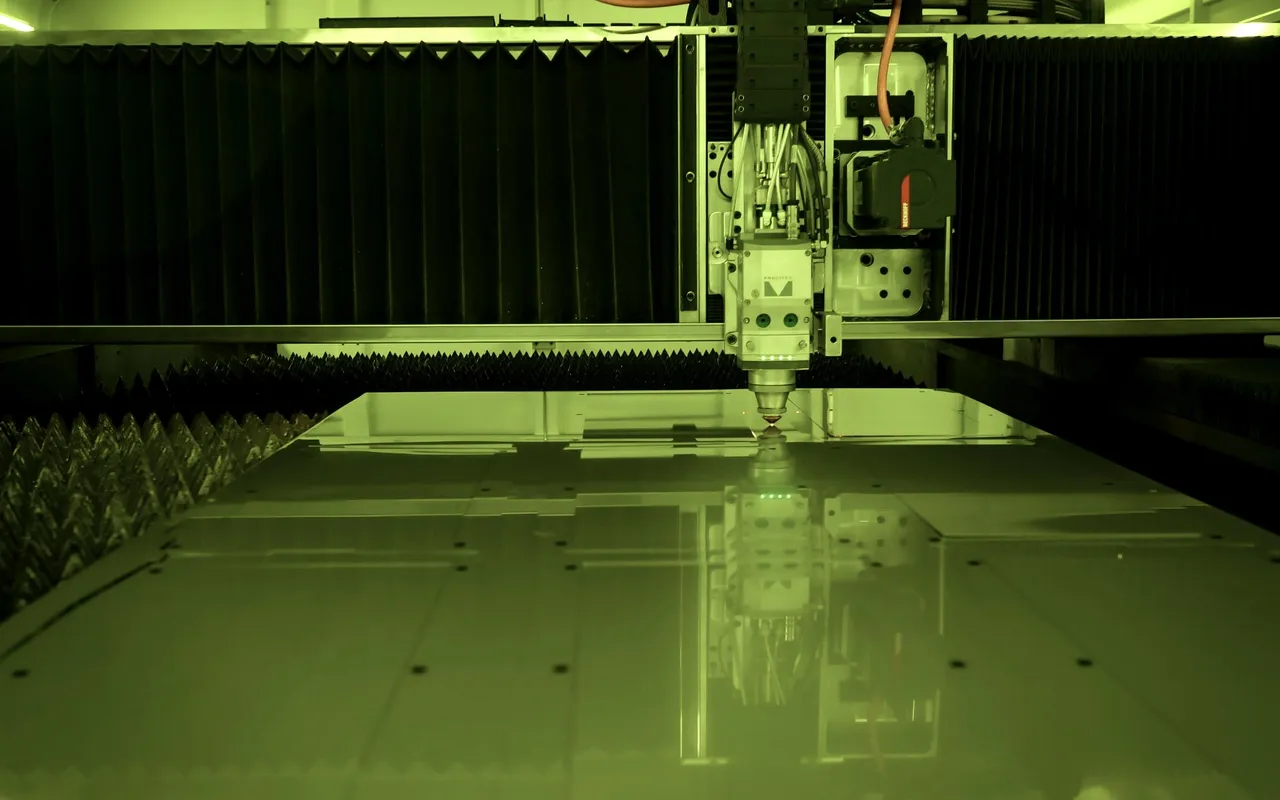 Cabezal de la máquina de corte láser de IMGAR sobre una chapa, en pleno corte