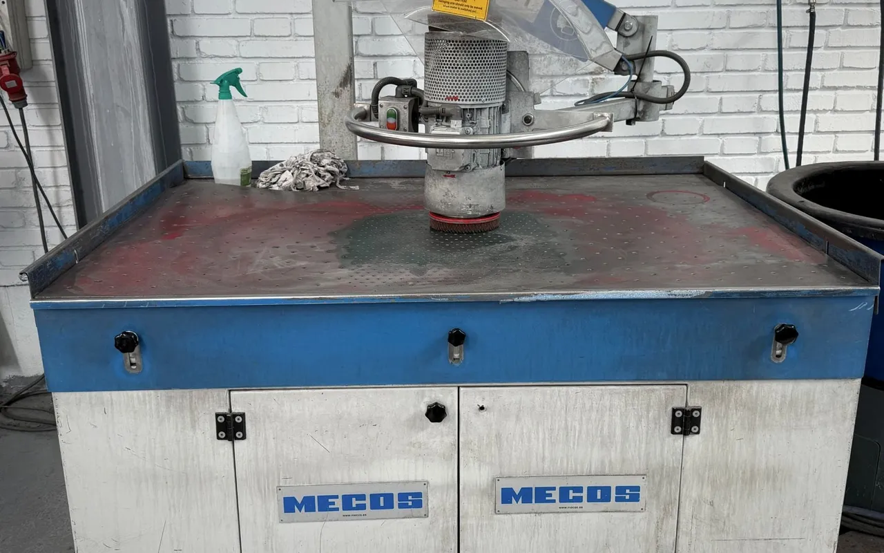 Mesa de desbarbado con brazo de aspiración en el taller de IMGAR
