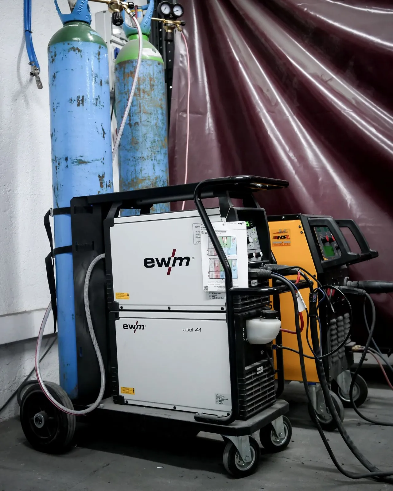 Equipo de soldadura EWM con botellas de gas