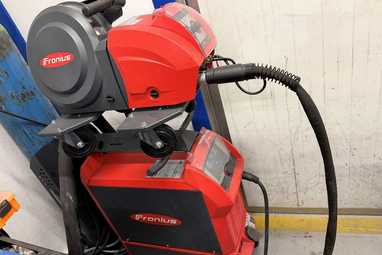 Equipo de soldadura MIG/MAG Fronius TPS con devanadora, en el taller de IMGAR