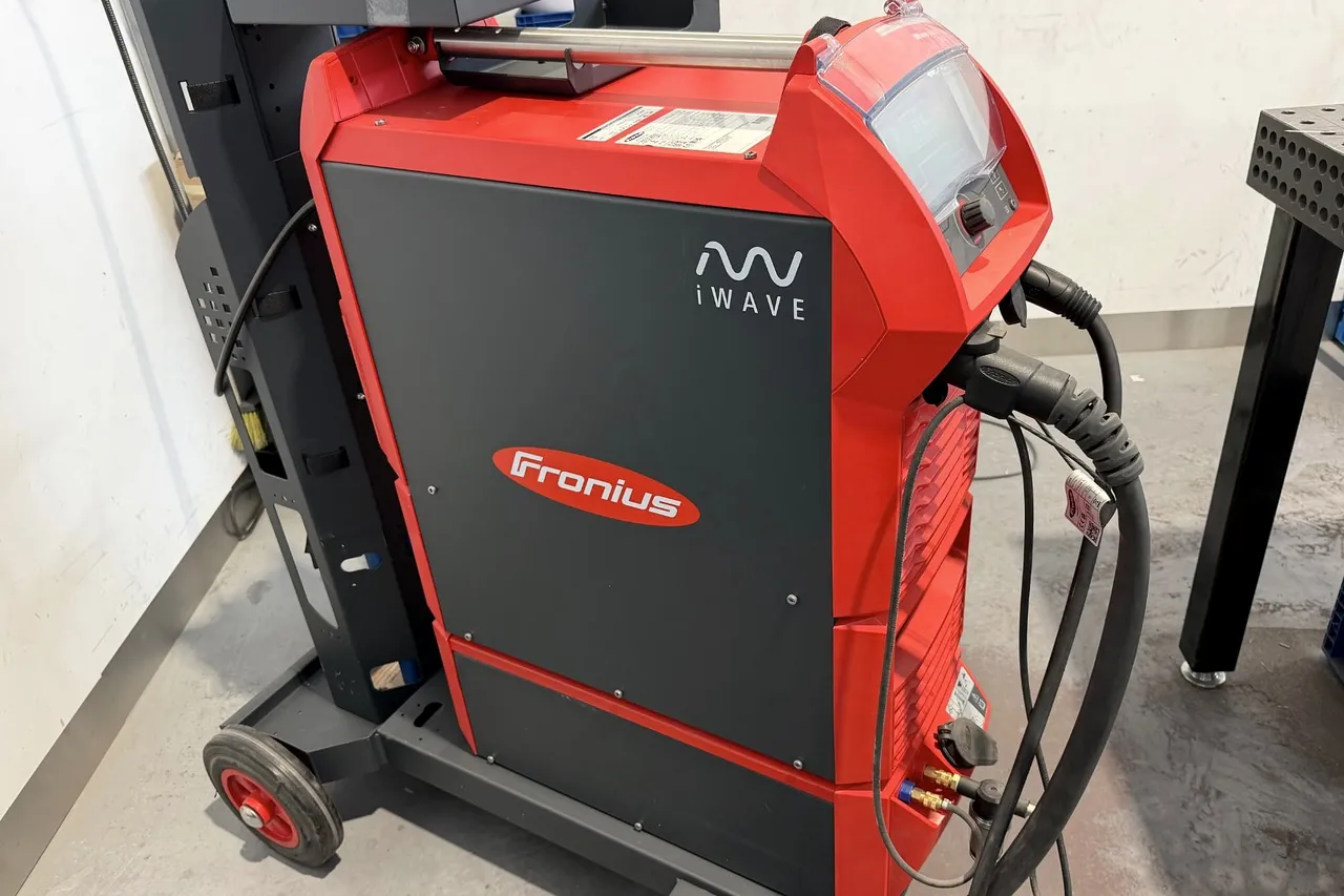 Equipo de soldadura TIG Fronius iWave junto a la mesa de soldadura