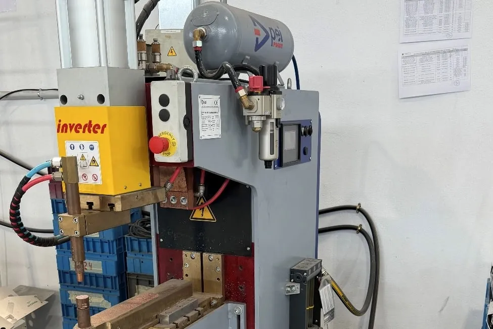 Máquina de soldadura por puntos PEI en el puesto P6 del taller de IMGAR