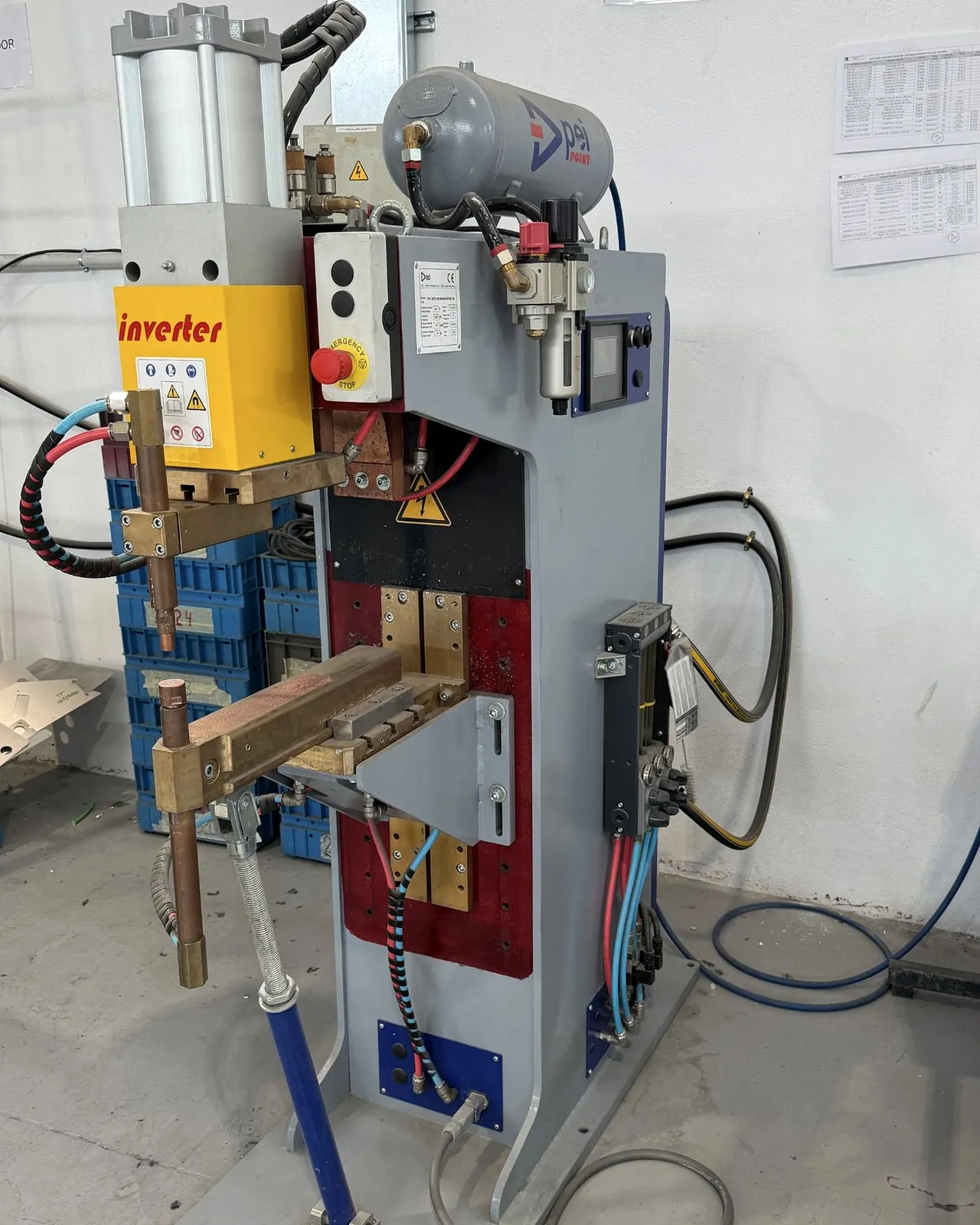 Máquina de soldadura por puntos en el puesto P6 del taller de IMGAR